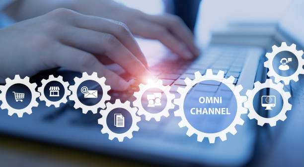 omnichannel marketing concept. digital online marketing commerce sale. for customer engagement by integrated online and offline channels. person working on computer with the icons of omni channel. - 系統(tǒng)定制開(kāi)發(fā) 個(gè)照片及圖片檔